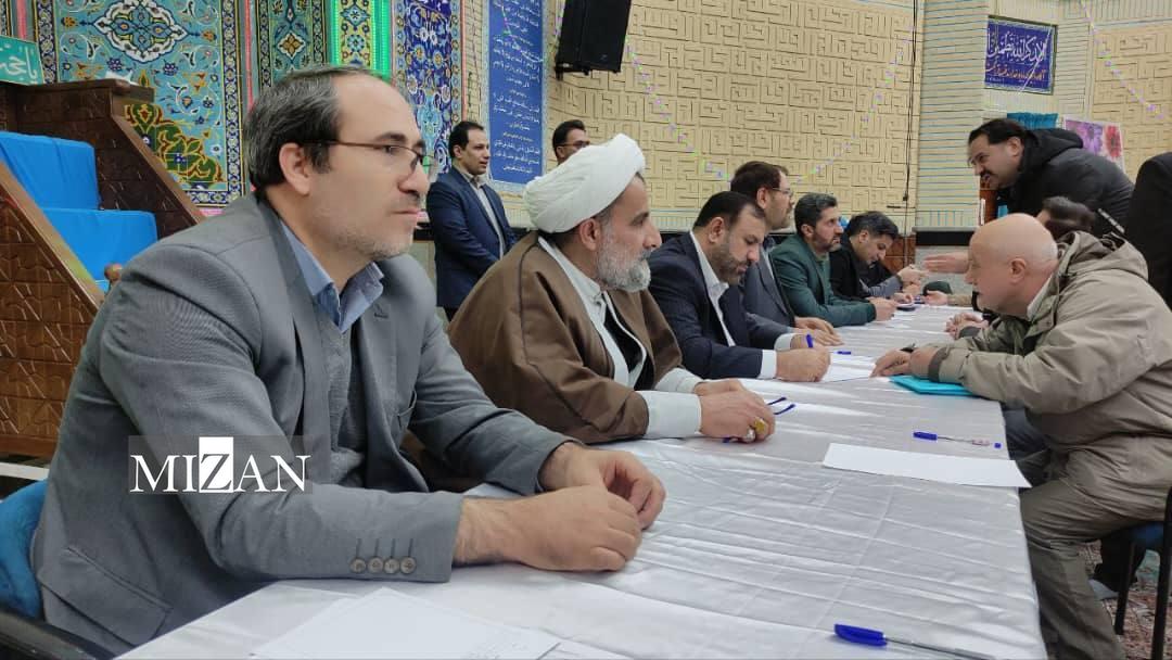 حضور دادستان تهران در جمع نمازگزاران مسجد القرآن به رغم تعطیلی شهر تهران به دلیل برودت هوا / اهتمام جدی دادستانی تهران به تداوم ارائه خدمات معاضدت قضایی به نمازگزاران مساجد