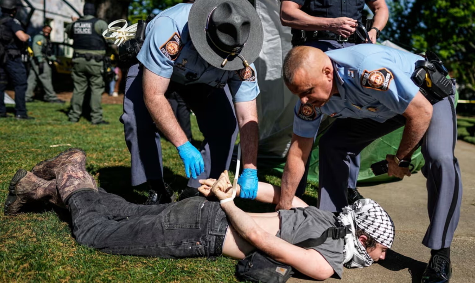 تداوم حملات پلیس آمریکا به اعتراض‌های دانشجویی؛ دانشگاه‌ها به منطقه جنگی تبدیل شدند