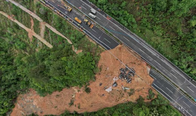 ریزش بزرگ‌راهی در چین با ۱۹ کشته و ده‌ها مجروح