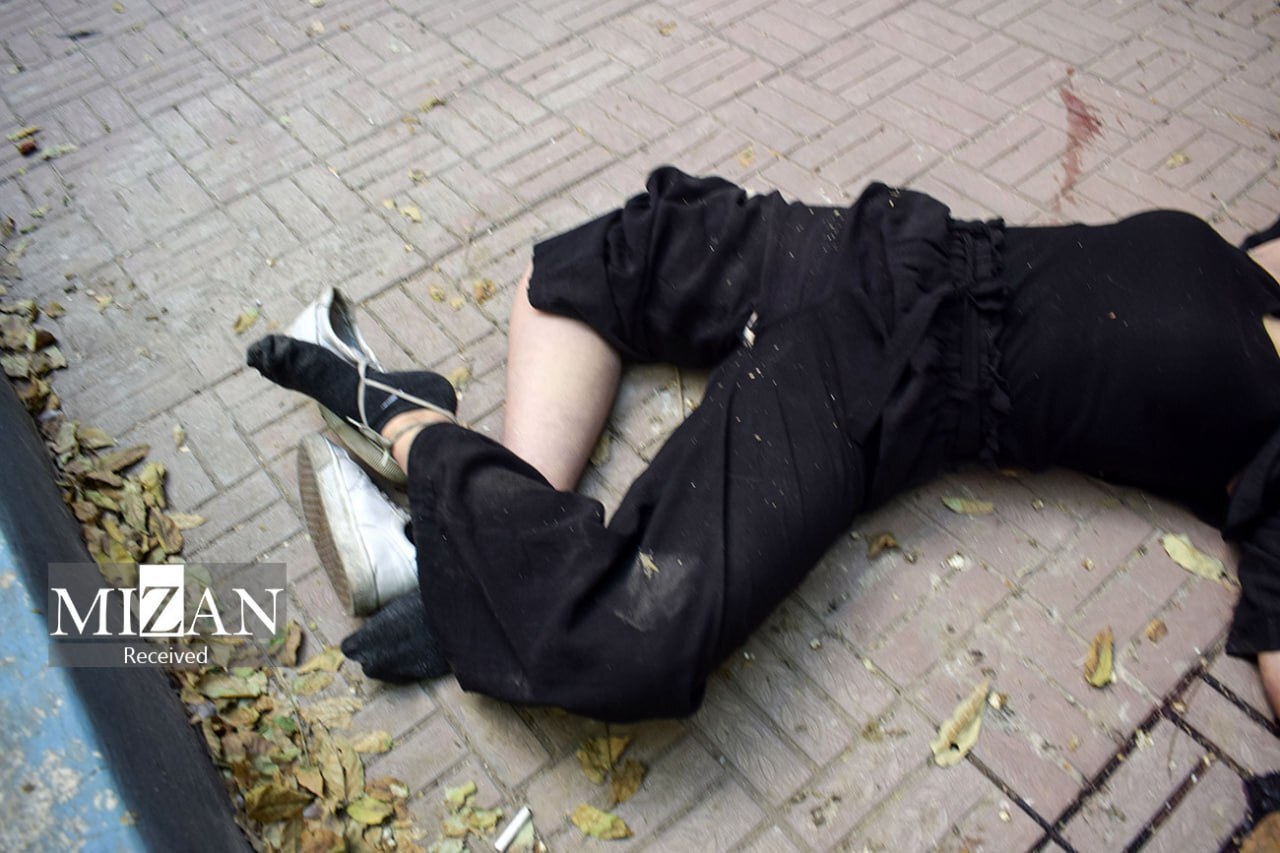 عکس جسد یک دختر مجهول‌الهویه در حیاط یک ساختمان