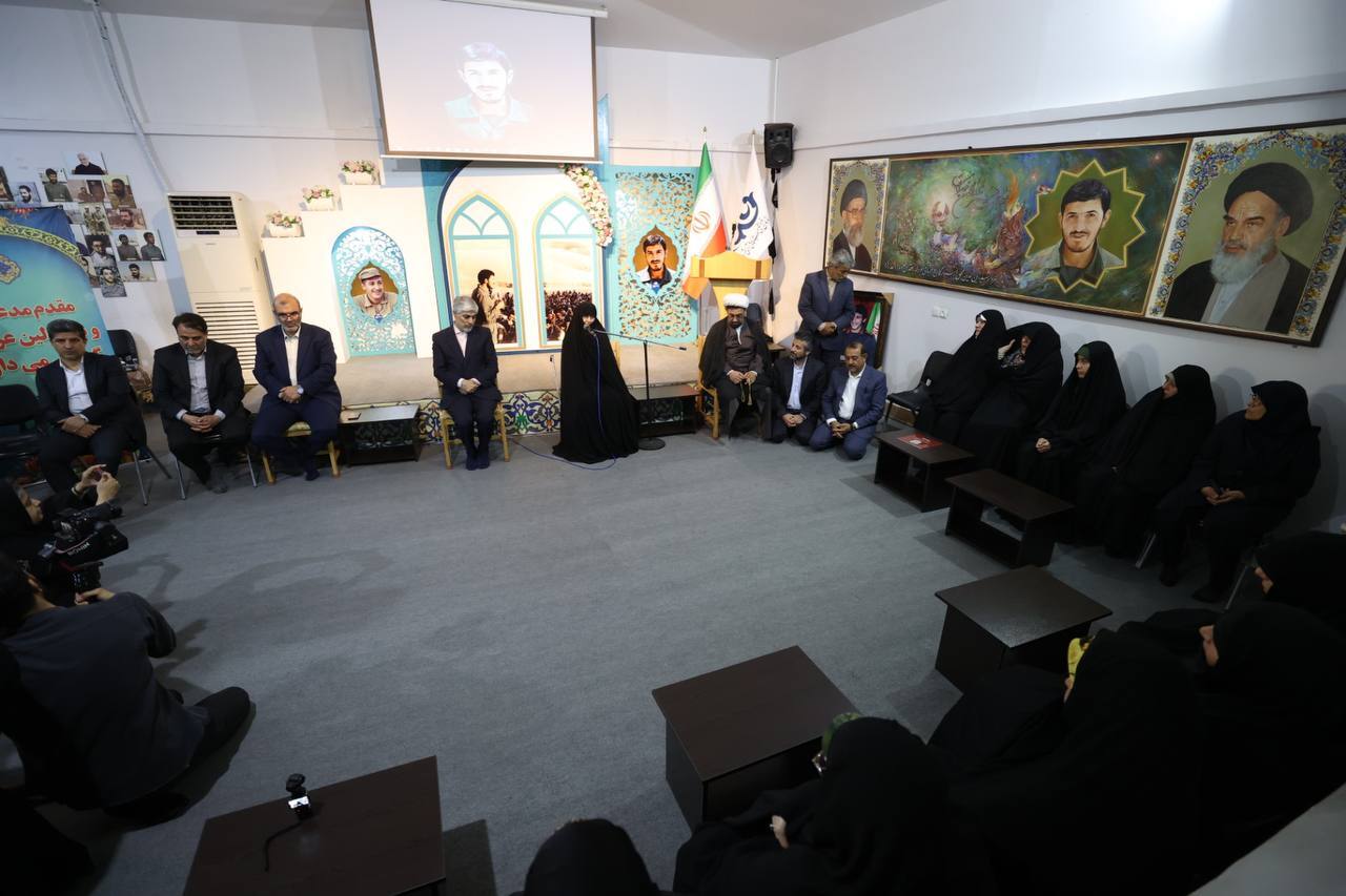 دیدار وزیر ورزش کشور با مادر شهیدان زین‌الدین