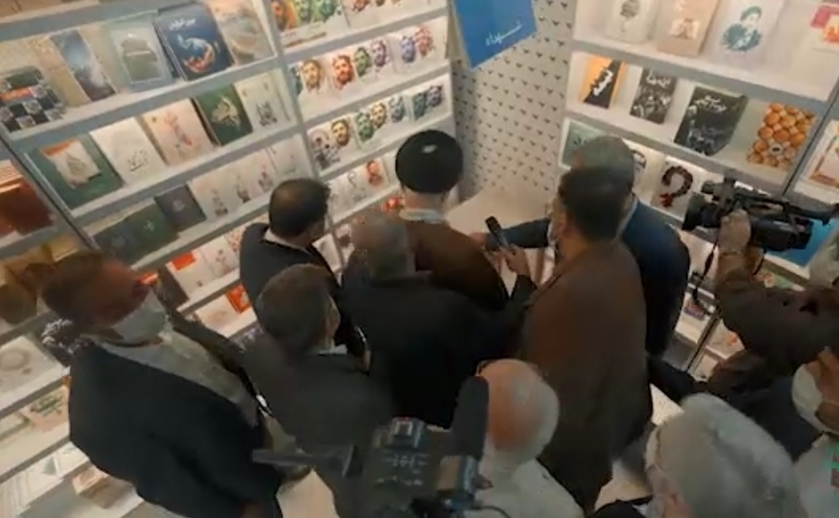 رهبر انقلاب: بنده کتابخوانم و دلم میخواهد شما جوانها واقعاً کتاب بخوانید رهبر انقلاب: بنده کتابخوانم و دلم میخواهد شما جوانها واقعاً کتاب بخوانید