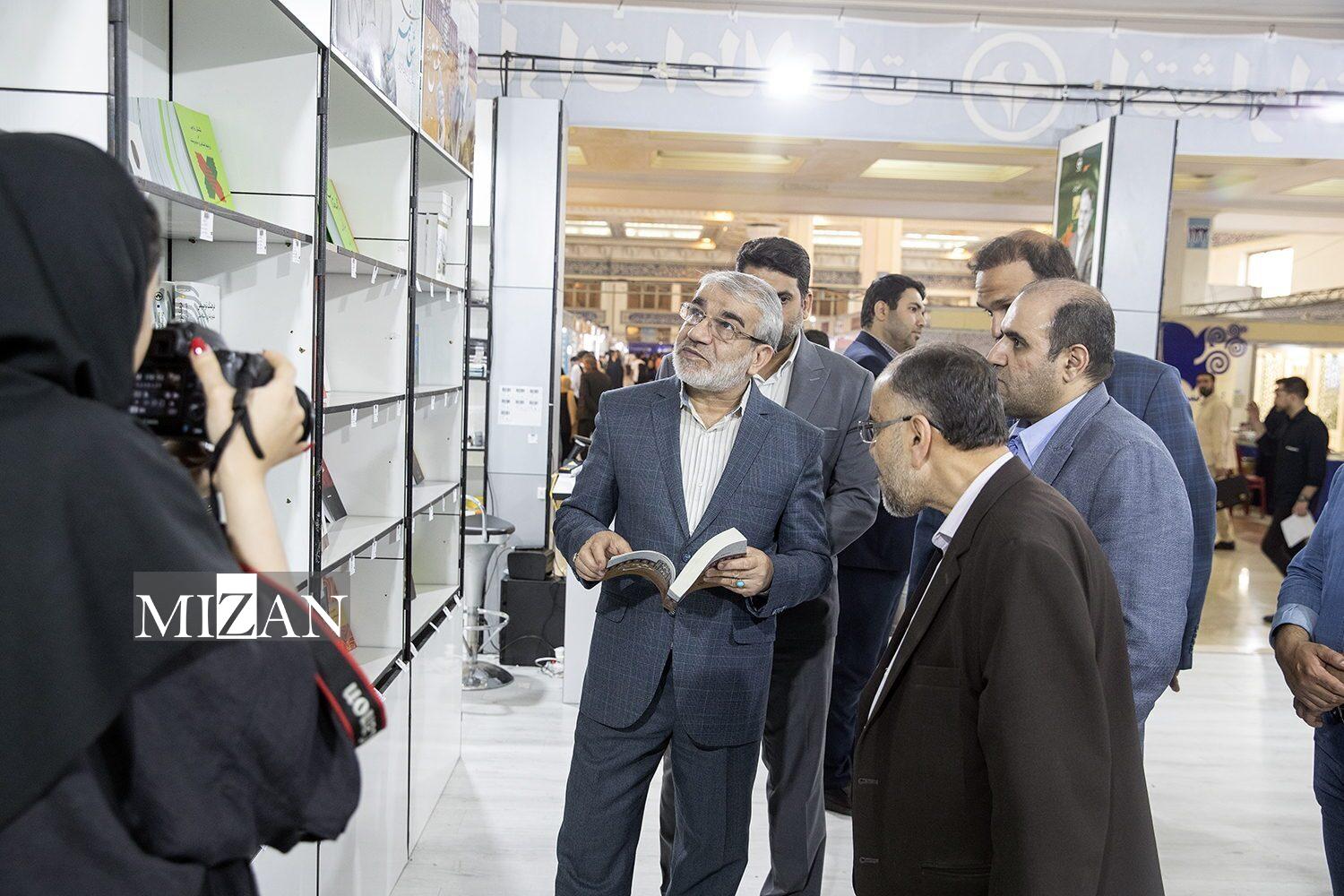 رئیس پژوهشکده شورای نگهبان از نمایشگاه کتاب تهران بازدید کرد رئیس پژوهشکده شورای نگهبان از نمایشگاه کتاب تهران بازدید کرد