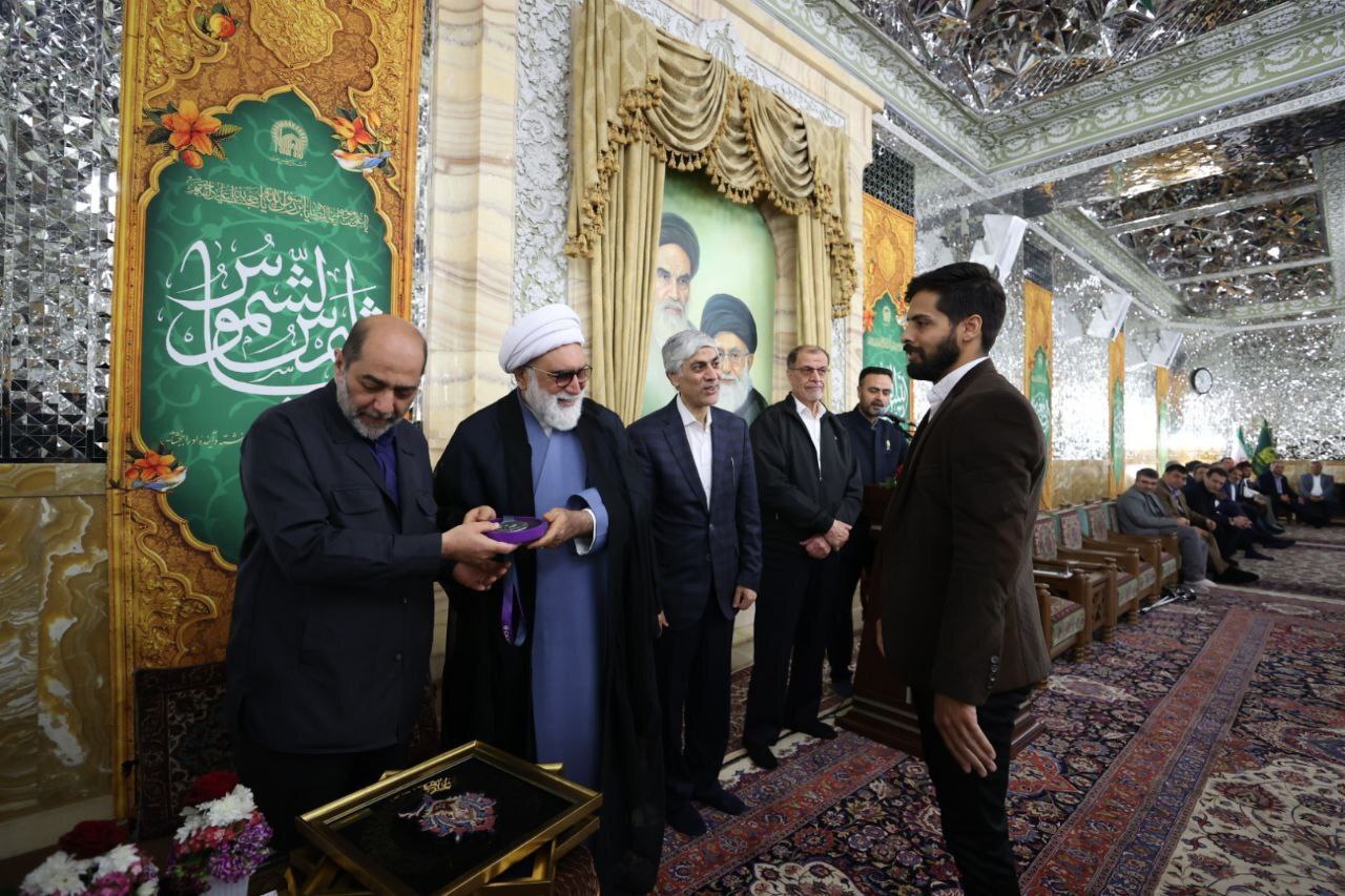 اهدای ۲ مدال ورزشی به آستان قدس رضوی