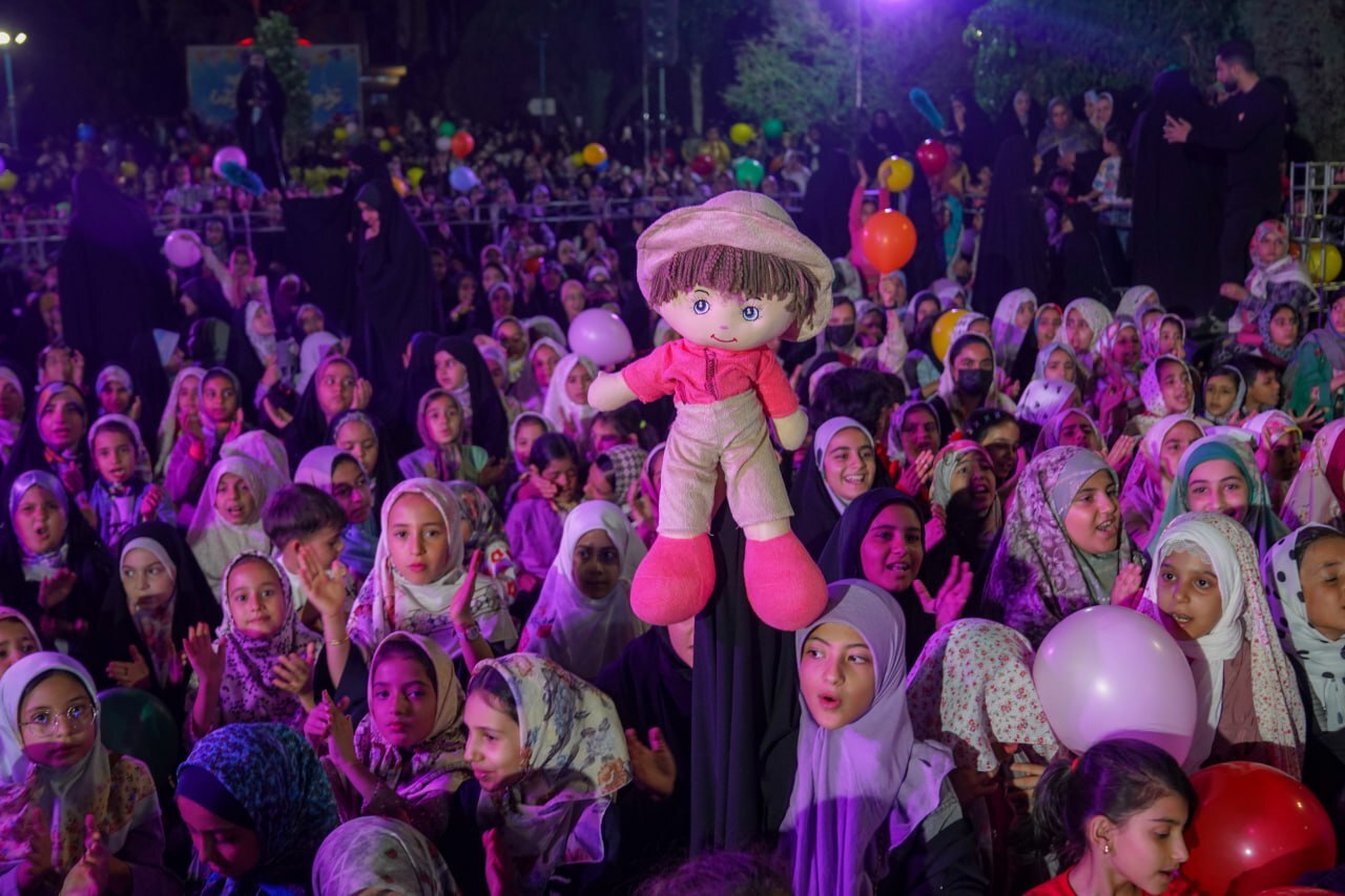 جشنی به وسعت عشق بچهها به بابارضا در شهر یزد جشنی به وسعت عشق بچهها به بابارضا در شهر یزد