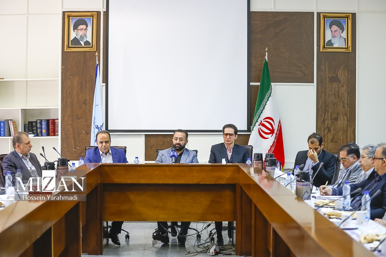 نشست معاون دادستان تهران با اعضای اتحادیه فروشندگان و سازندگان طلا و جواهر/ سرپرست دادسرای ناحیه ۱۲ تهران: مطالبات را پیگیری می‌کنیم/ بهانه‌ای برای تعطیلی مغازه‌های طلافروشی وجود ندارد