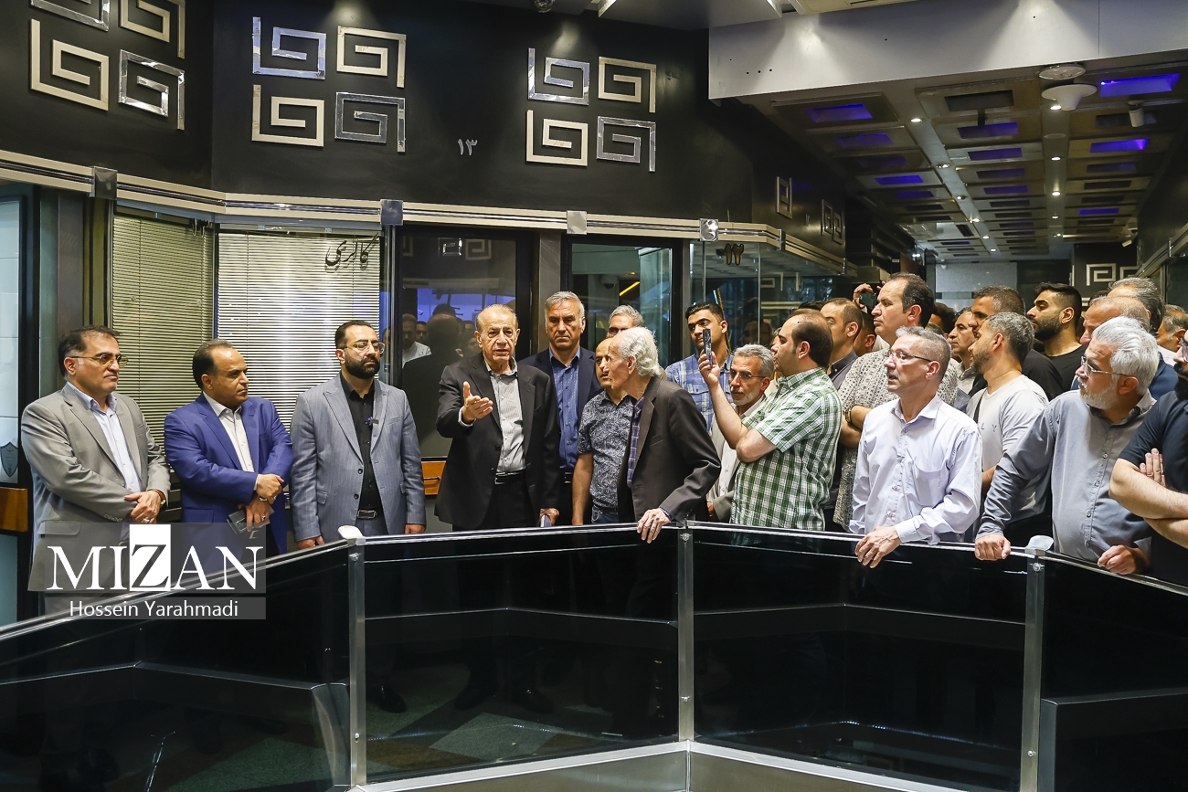 نشست معاون دادستان تهران با اعضای اتحادیه فروشندگان و سازندگان طلا و جواهر/ سرپرست دادسرای ناحیه ۱۲ تهران: مطالبات را پیگیری می‌کنیم/ بهانه‌ای برای تعطیلی مغازه‌های طلافروشی وجود ندارد