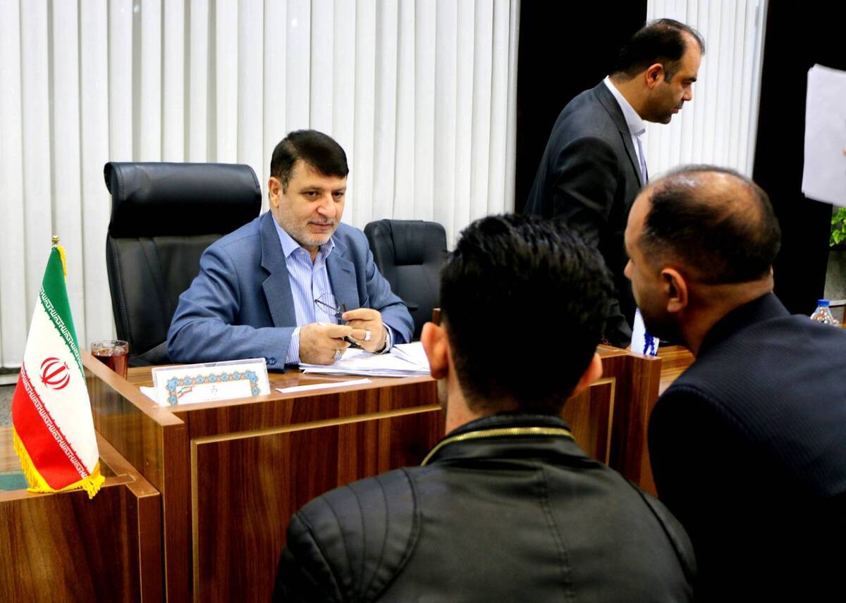 رئیس کل دادگستری آذربایجان شرقی به همراه معاونین قضایی در دیدار چهره به چهره با مردم در سالن بدری دادگستری استان ۱۱۰ پرونده قضایی از سراسر استان را بررسی کرد