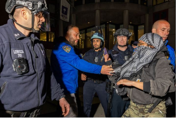 سرکوب اعتراضات حامی فلسطین در دانشگاهع‌های آمریکا؛ صدها دانشجو تعلیق و بازداشت شدند