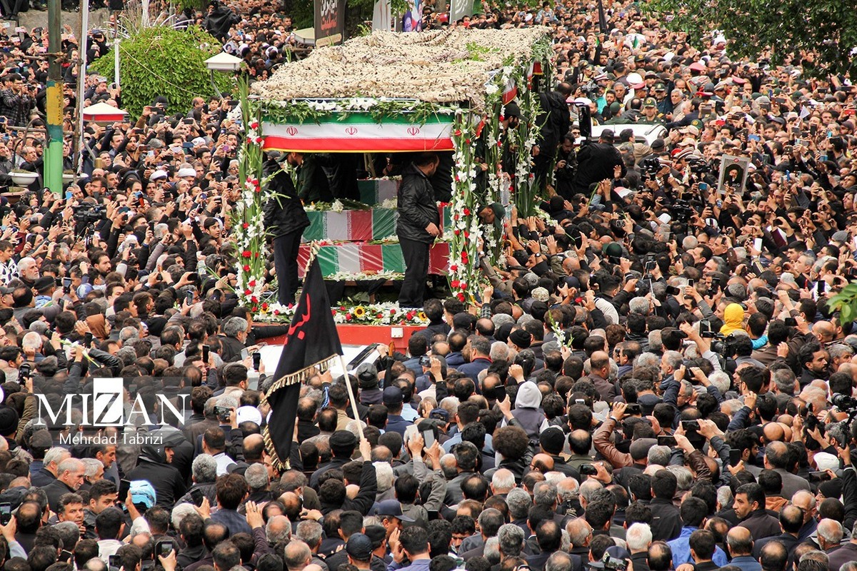 تشییع پیکر شهدای خدمت در تبریز/ حضور گسترده مردم برای در مراسم بدرقه رئیس جمهور