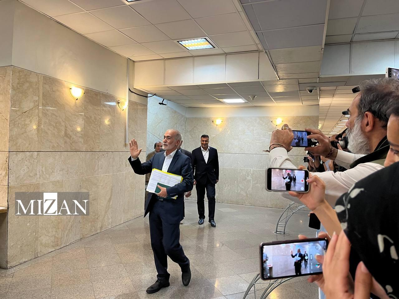 رئیس خانه احزاب برای ثبتنام در انتخابات ریاست جمهوری وارد ستاد انتخابات کشور شد رئیس خانه احزاب برای ثبتنام در انتخابات ریاست جمهوری وارد ستاد انتخابات کشور شد