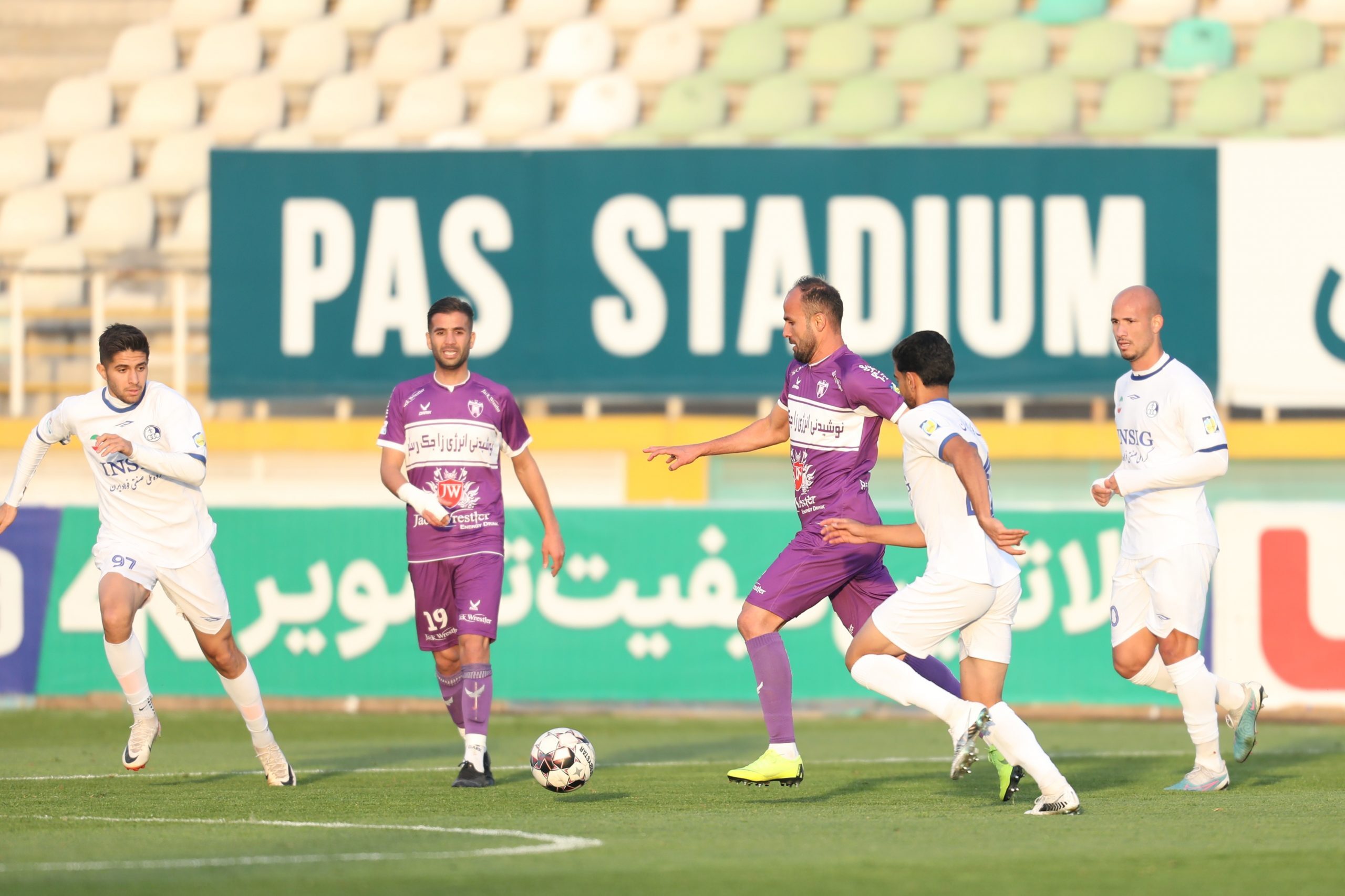 لیگ برتر فوتبال| شمارش معکوس برای پایان لیگِ شگفت‌انگیز؛ شبِ جام و حسرت