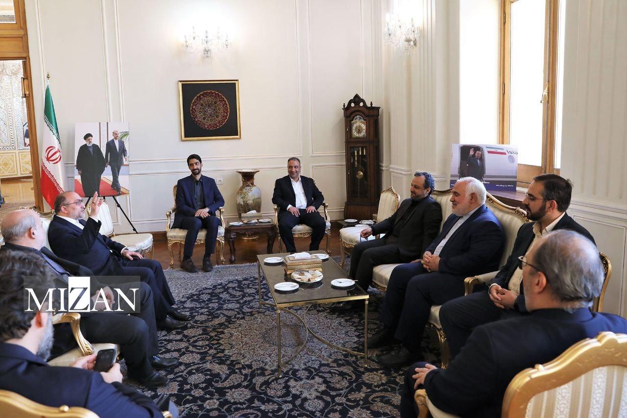 وزیران بهداشت و اقتصاد به شهید امیرعبداللهیان ادای احترام کردند وزیران بهداشت و اقتصاد به شهید امیرعبداللهیان ادای احترام کردند