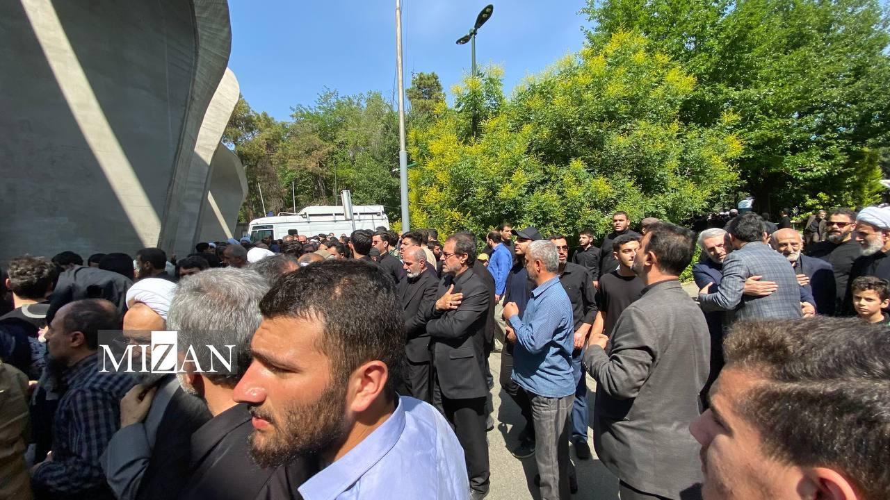 اقامه نماز بر پیکر شهدای خدمت به‌‌امامت رهبر انقلاب/ حضور گسترده مردم تهران برای وداع با رئیس جمهور شهید و همراهان