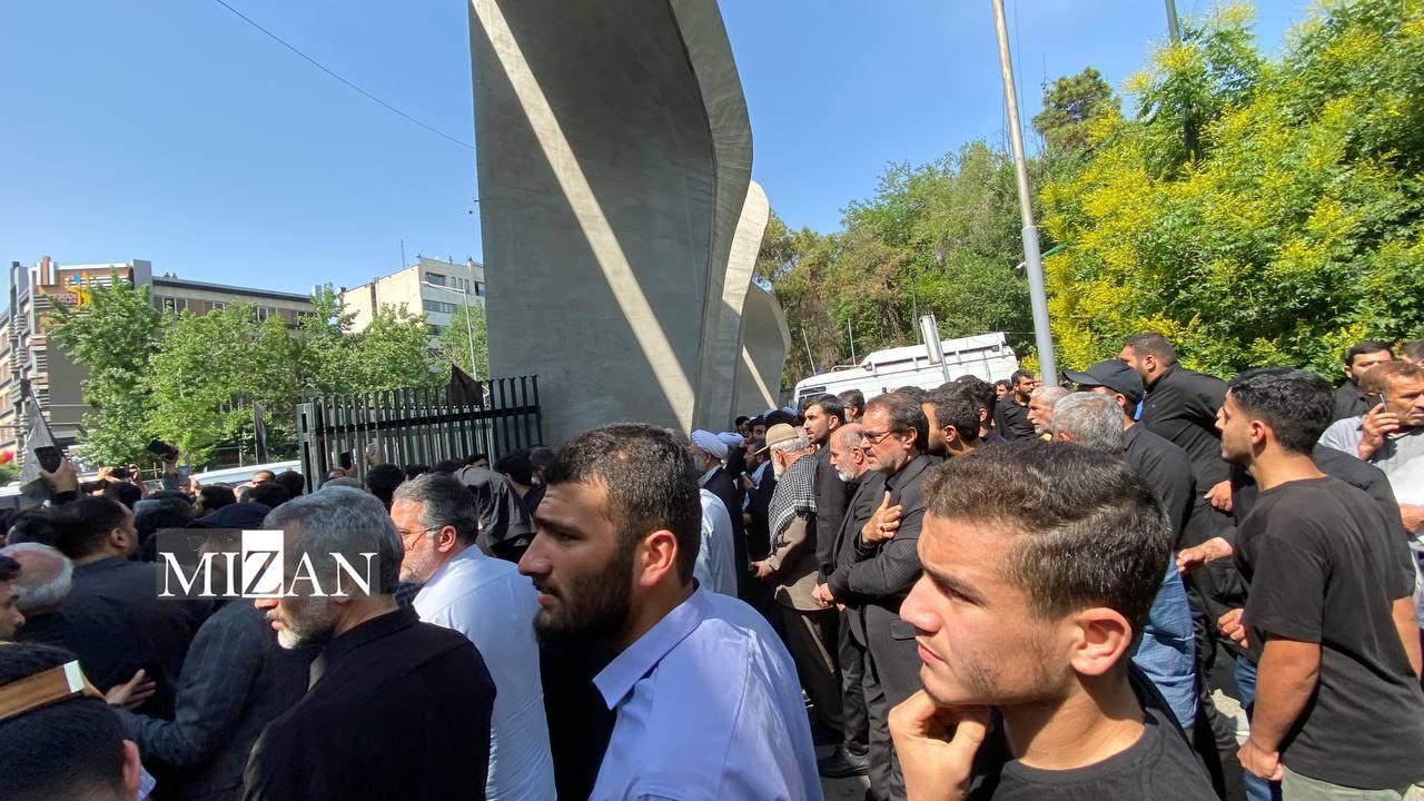 اقامه نماز بر پیکر شهدای خدمت به‌‌امامت رهبر انقلاب/ حضور گسترده مردم تهران برای وداع با رئیس جمهور شهید و همراهان