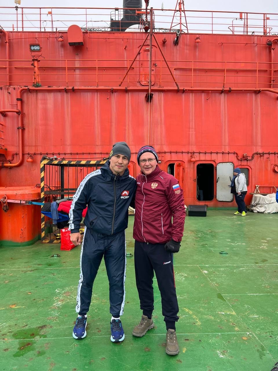 آموزش کُشتی در کِشتی توسط قهرمان المپیک + عکس