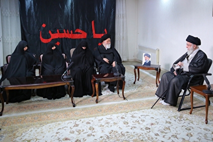 حضور رهبر انقلاب در منزل رئیس‌جمهور شهید