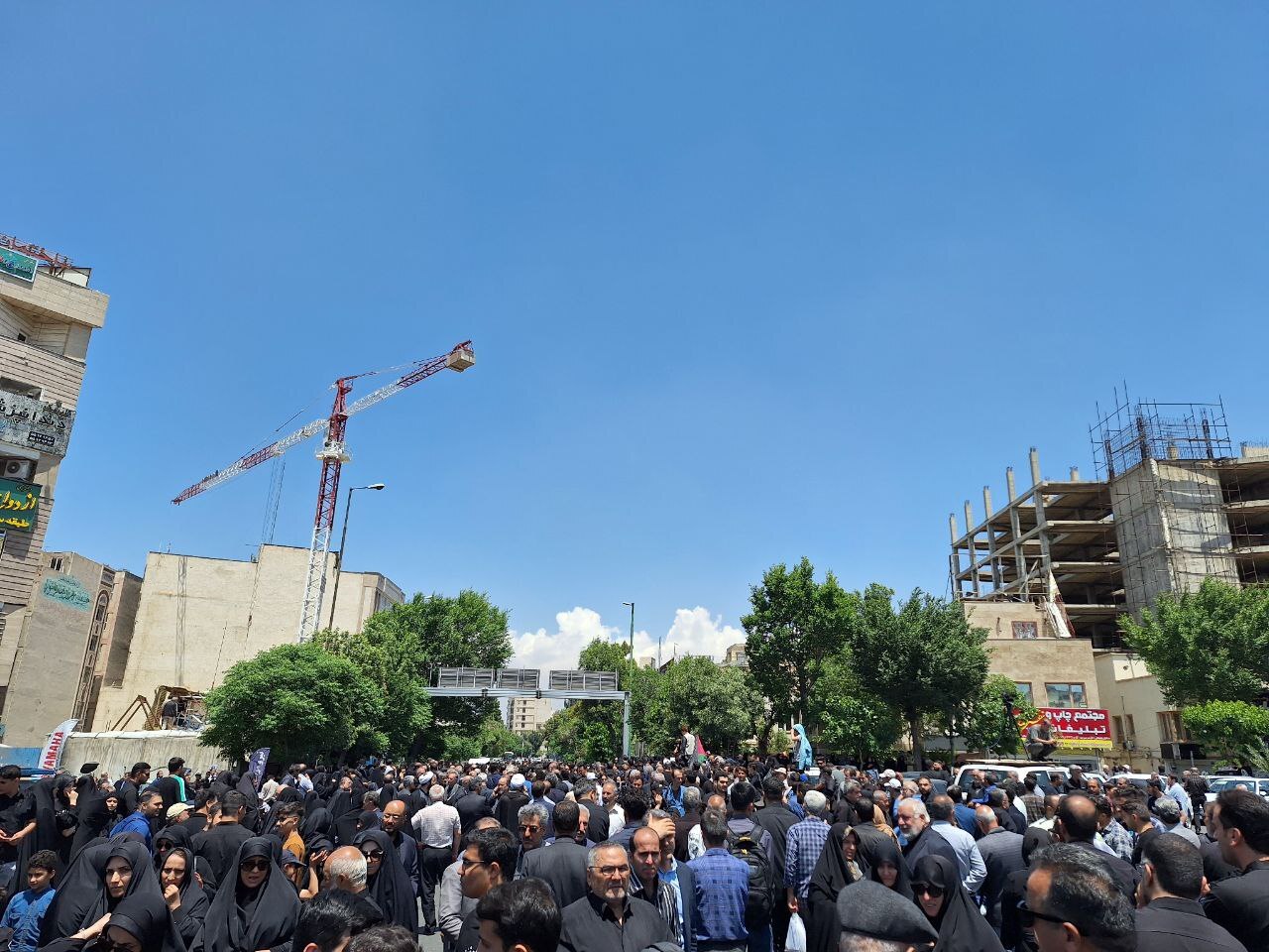 برگزاری مراسم وداع با شهید امیرعبداللهیان؛ وزیر امور خارجه فقید بر روی دستان مردم تشییع شد