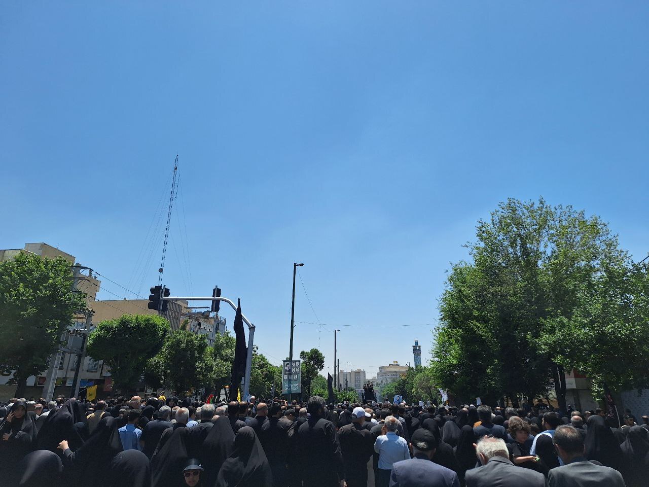 برگزاری مراسم وداع با شهید امیرعبداللهیان؛ وزیر امور خارجه فقید بر روی دستان مردم تشییع شد