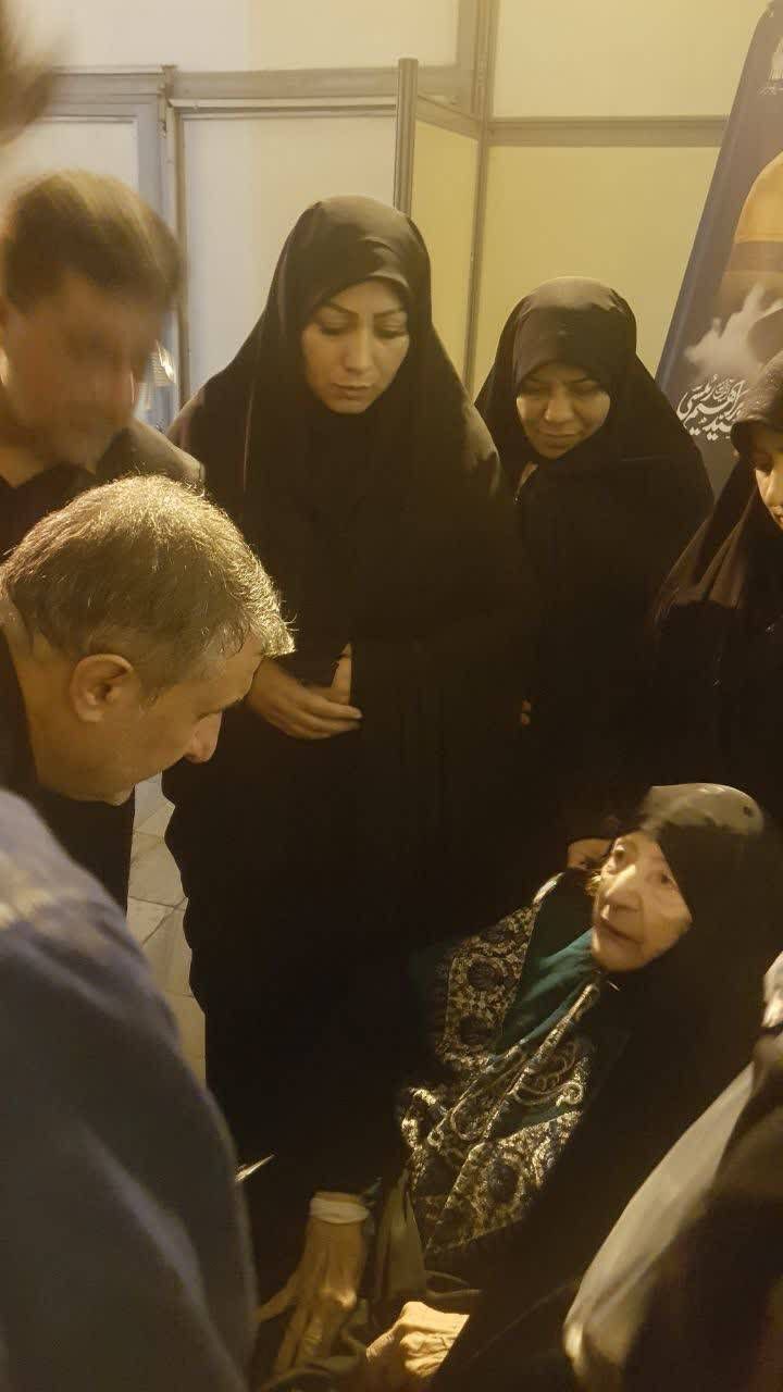 دیدار رئیس سازمان انرژی اتمی ایران با مادر شهید خدمت/ رئیس سازمان انرژی اتمی ایران: آیت الله شهید رییسی همواره پایبند به ارزشهای اسلامی و اخلاقی بود دیدار رئیس سازمان انرژی اتمی ایران با مادر شهید خدمت/ رئیس سازمان انرژی اتمی ایران: آیت الله شهید رییسی همواره پایبند به ارزشهای اسلامی و اخلاقی بود