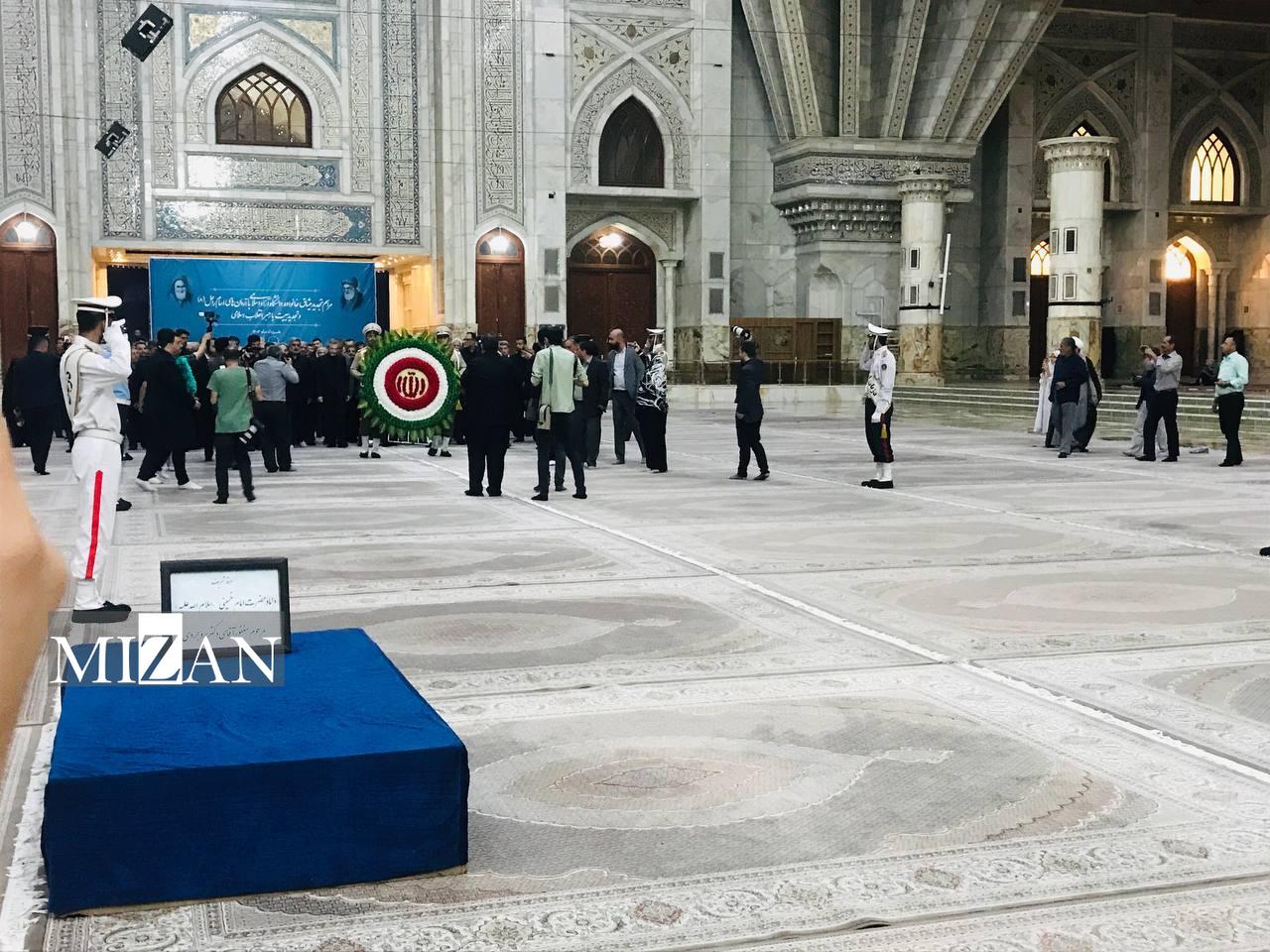 ادای احترام سرپرست وزارت امور خارجه به مقام شامخ بنیانگذار انقلاب اسلامی ادای احترام سرپرست وزارت امور خارجه به مقام شامخ بنیانگذار انقلاب اسلامی