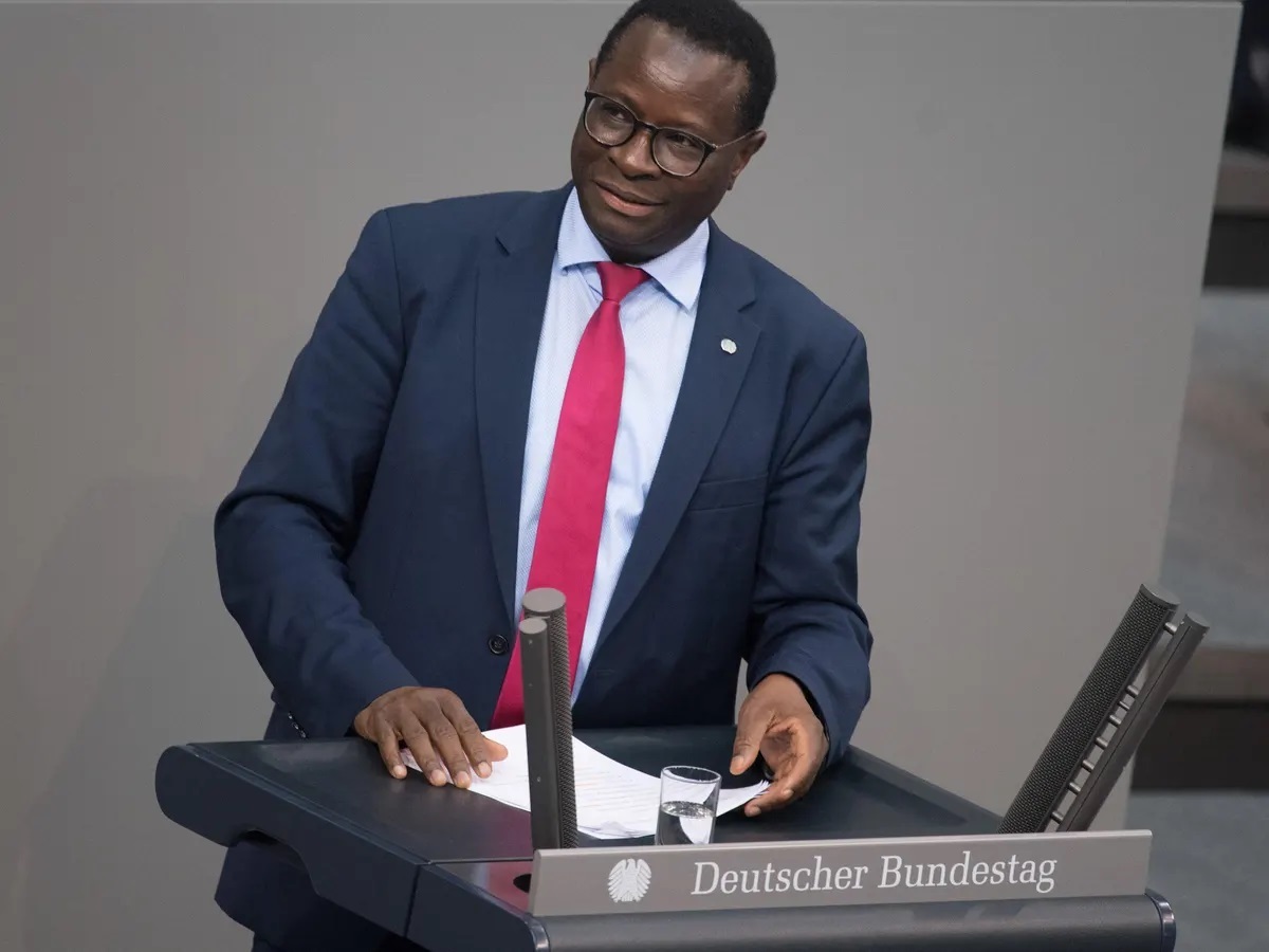 نماینده آفریقاییالاصل پارلمان آلمان کنارهگیری میکند؛ افزایش نژادپرستی در قلب اروپا نماینده آفریقاییالاصل پارلمان آلمان کنارهگیری میکند؛ افزایش نژادپرستی در قلب اروپا