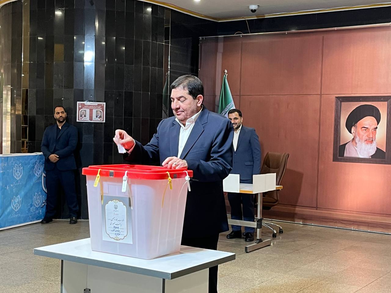 آغاز دور دوم انتخابات ریاست جمهوری ۱۴۰۳/ رهبر انقلاب اسلامی رای خود را به صندوق انداختند