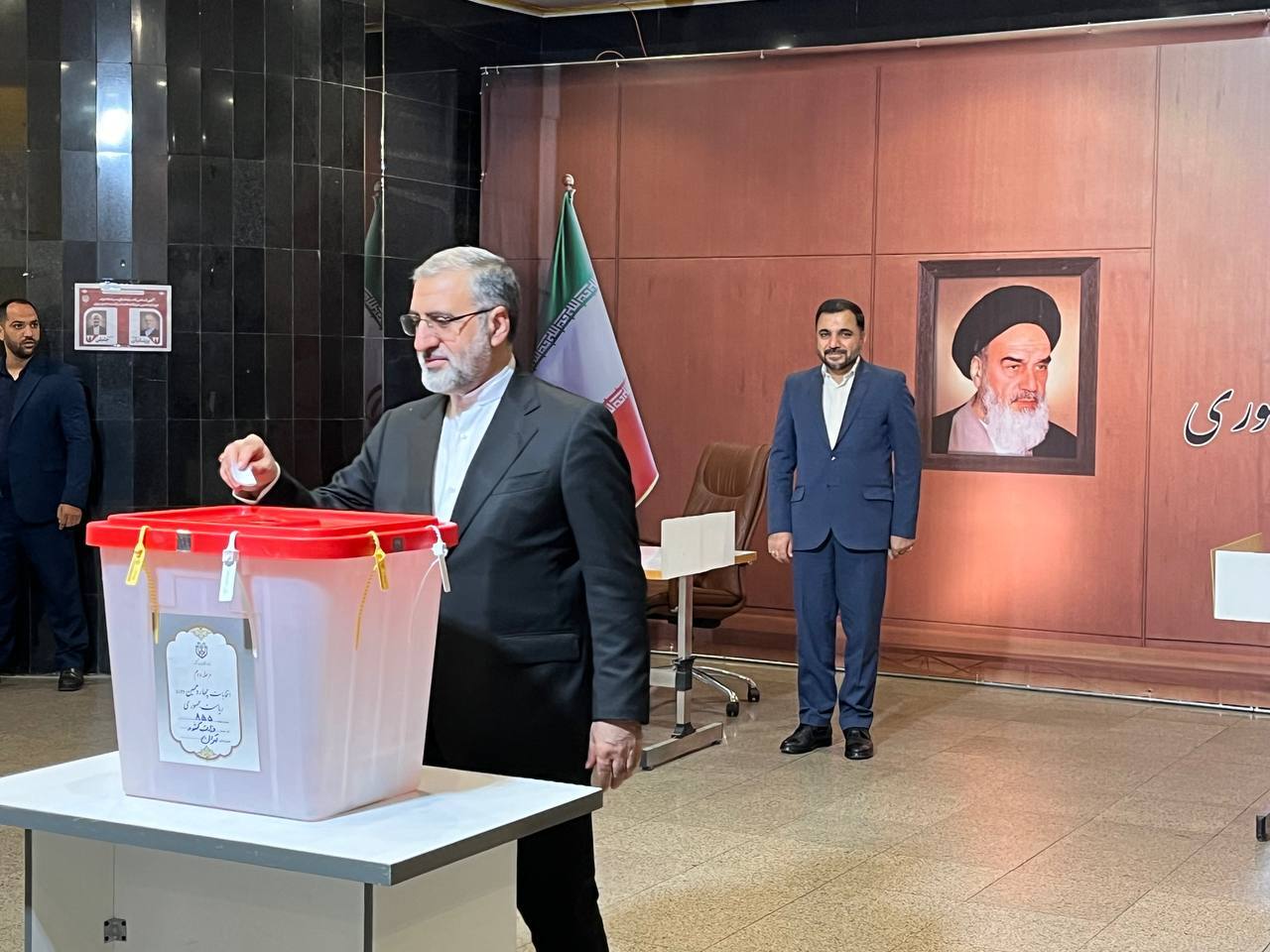 آغاز دور دوم انتخابات ریاست جمهوری ۱۴۰۳/ رهبر انقلاب اسلامی رای خود را به صندوق انداختند