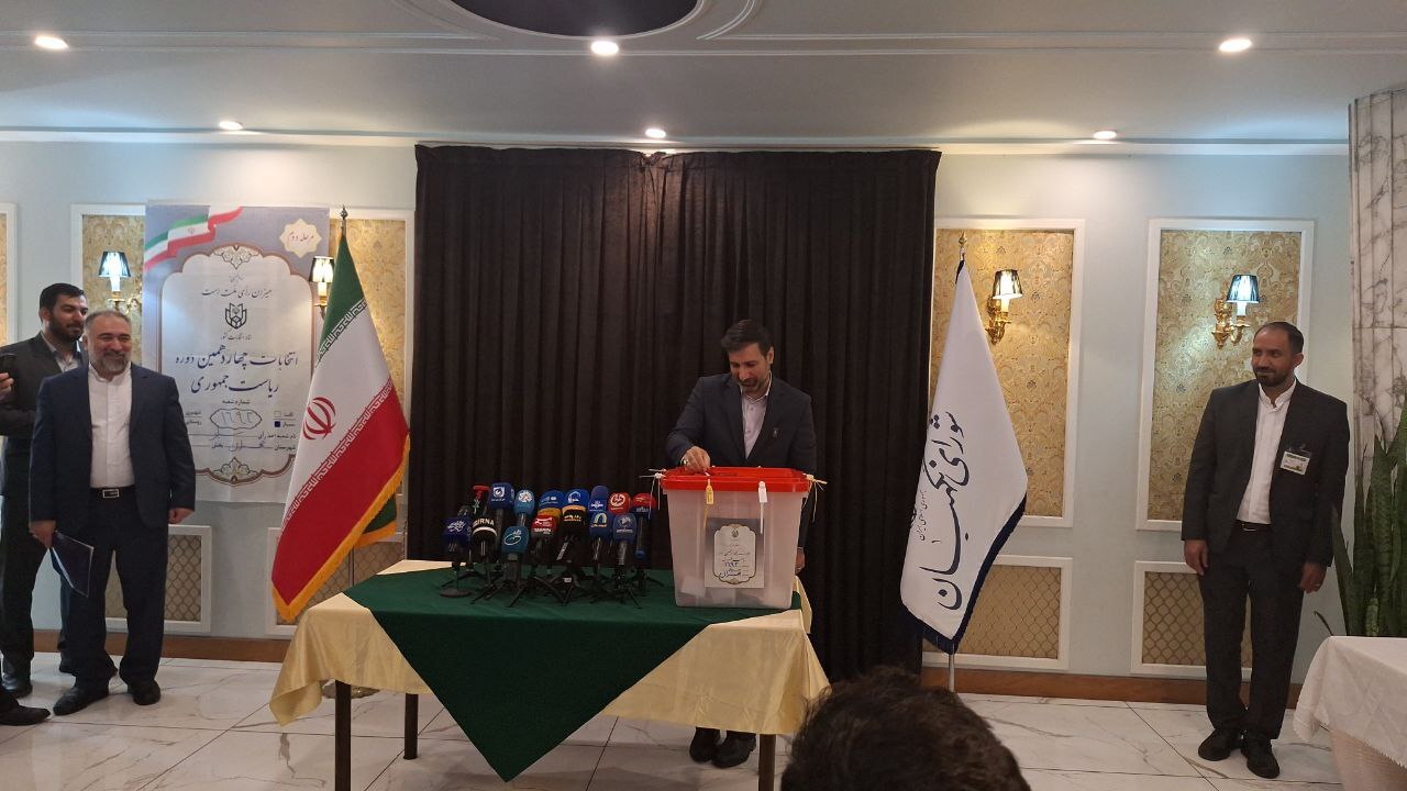 آغاز دور دوم انتخابات ریاست جمهوری ۱۴۰۳/ رهبر انقلاب اسلامی رای خود را به صندوق انداختند