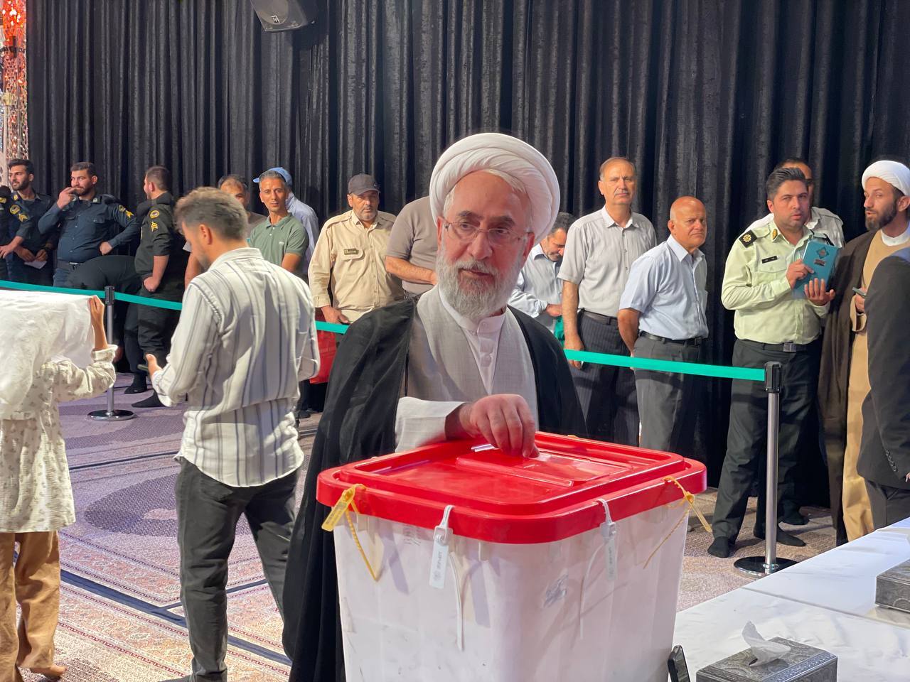 آغاز دور دوم انتخابات ریاست جمهوری ۱۴۰۳/ رهبر انقلاب اسلامی رای خود را به صندوق انداختند