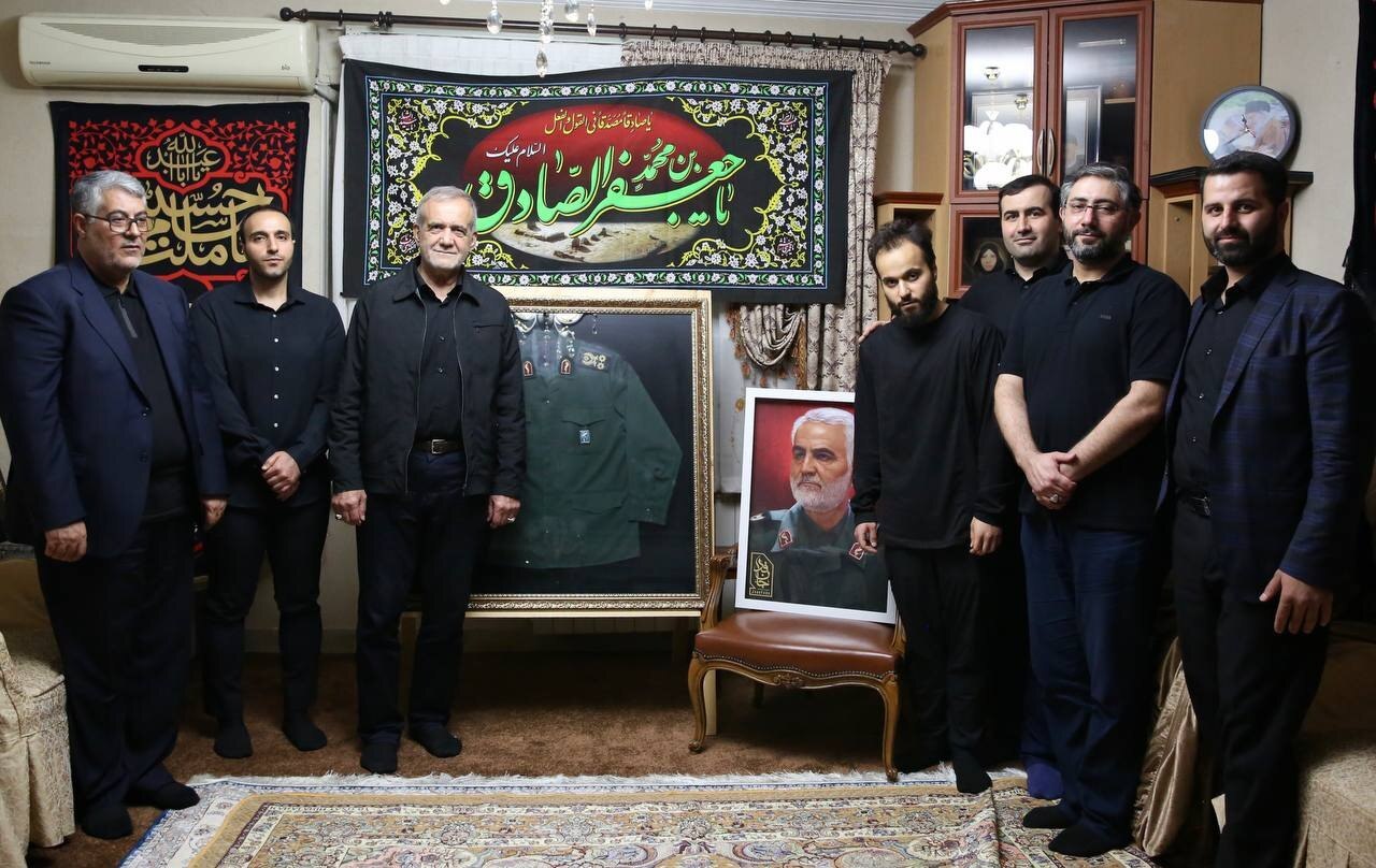 حضور پزشکیان در منزل سردار شهید سپهبد حاج قاسم سلیمانی