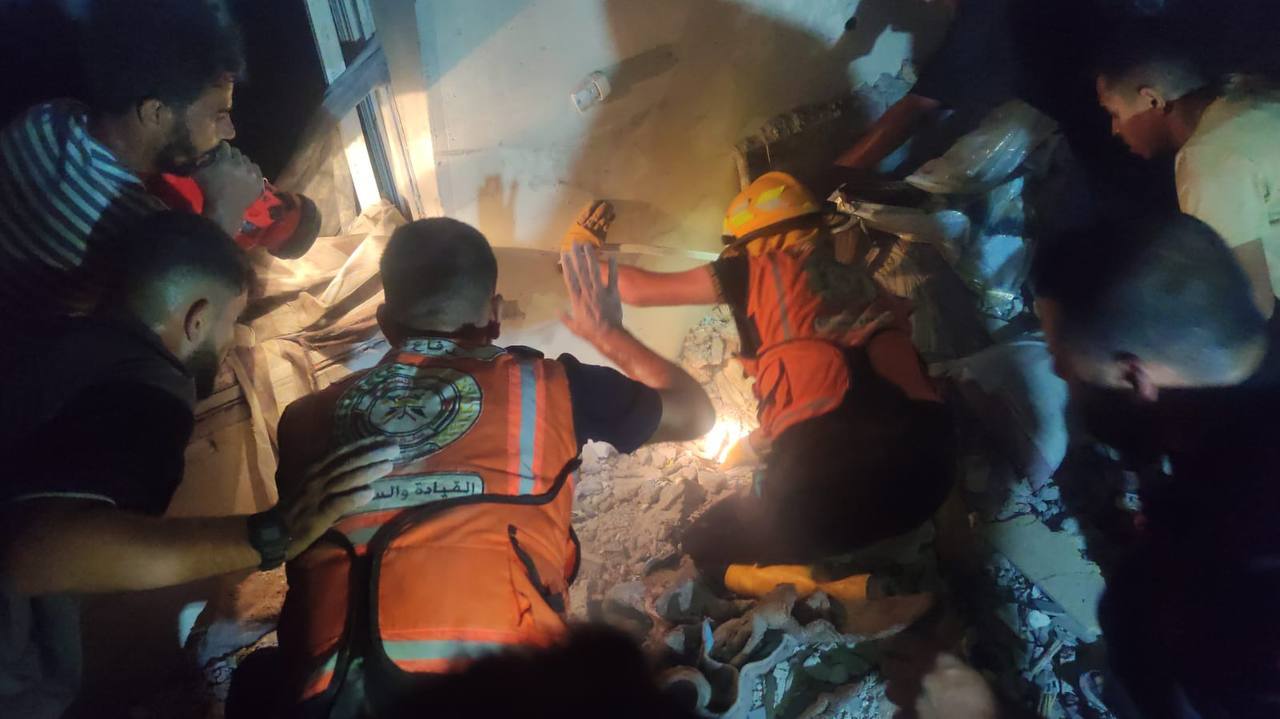 بمباران برجهای مسکونی در النصیرات و البریج؛ دهها نفر به شهادت رسیدند بمباران برجهای مسکونی در النصیرات و البریج؛ دهها نفر به شهادت رسیدند