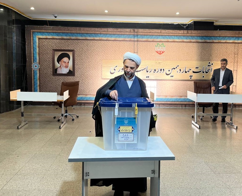 آغاز انتخابات ریاست جمهوری ۱۴۰۳/  رهبر انقلاب رای خود را به صندوق انداختند