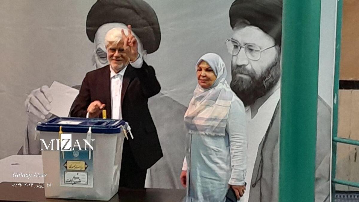 محمدرضا عارف رای خود را به صندوق انداخت