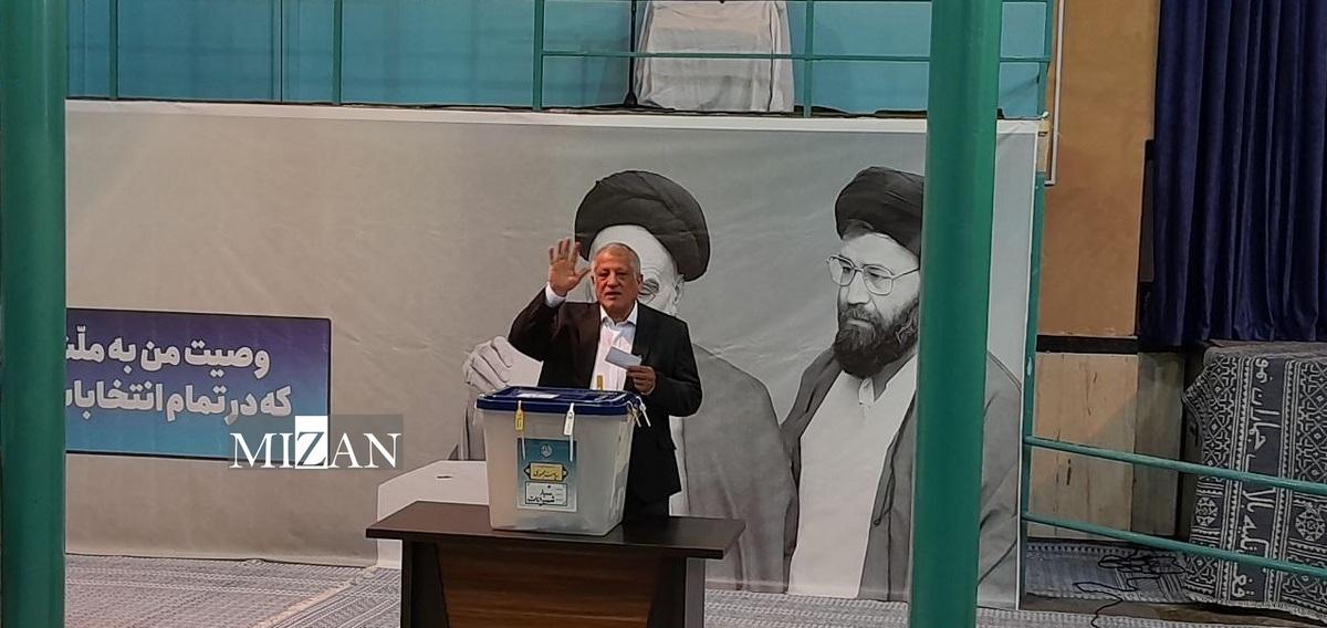 محسن هاشمی رای خود را به صندوق انداخت