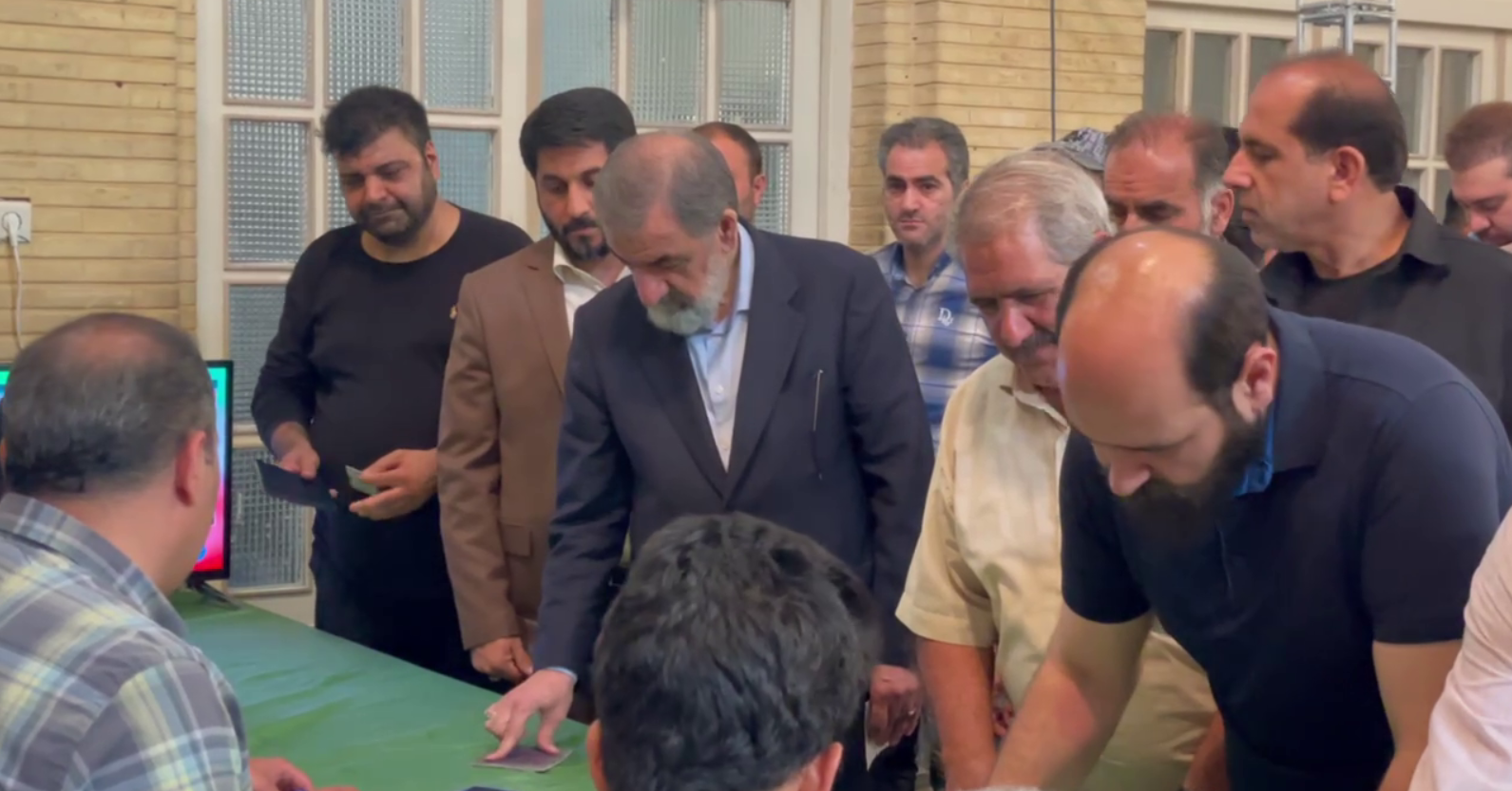 آغاز انتخابات ریاست جمهوری ۱۴۰۳/  رهبر انقلاب رای خود را به صندوق انداختند