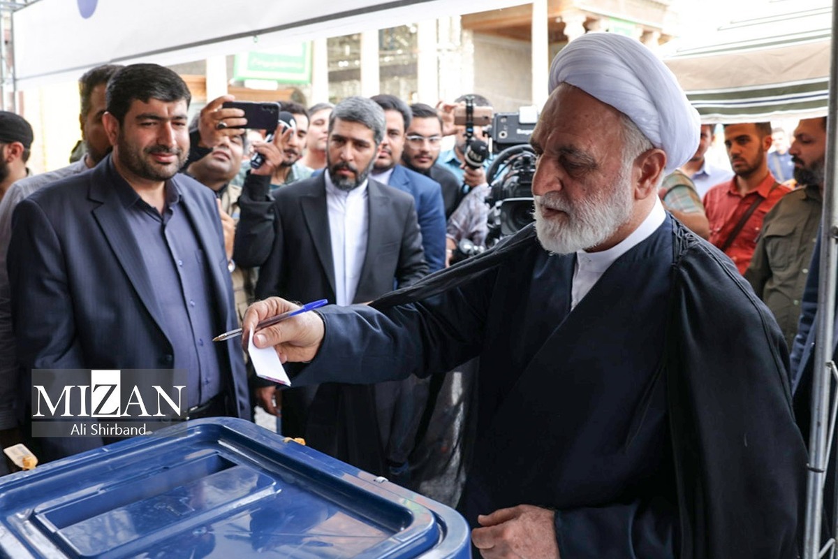 رئیس قوه قضاییه در اولین ساعات آغاز رأی‌گیری چهاردهمین دوره انتخابات ریاست جمهوری در کنار سایر مردم، رأی خود را به صندوق انداخت