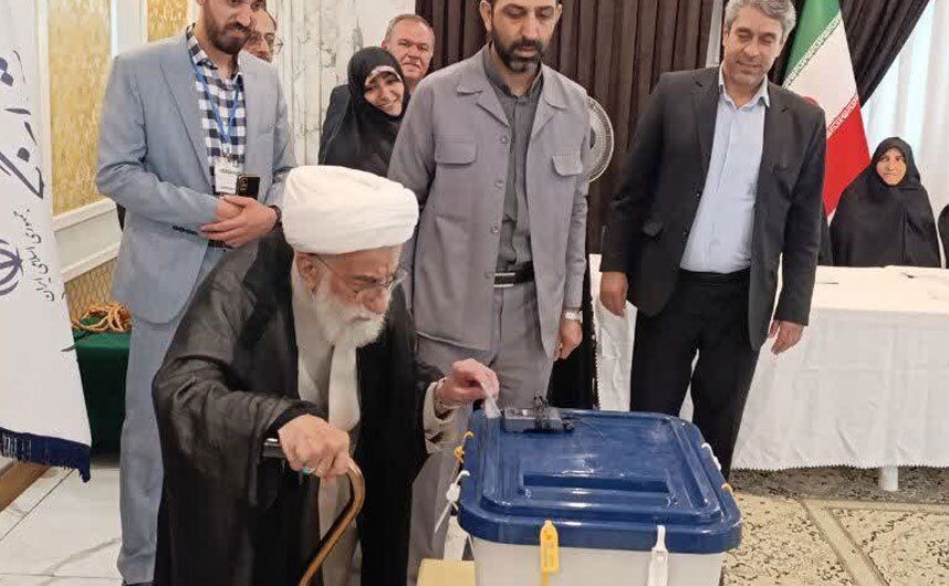 انتخابات ریاست جمهوری ۱۴۰۳/ رهبر انقلاب رای خود را به صندوق انداختند