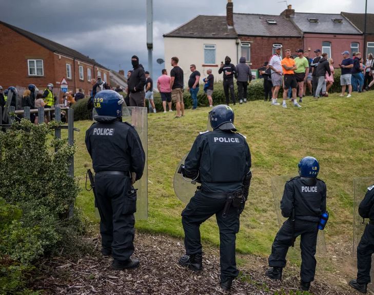 تظاهرات خشونت‌آمیز راست افراطی در انگلیس؛ چند افسر پلیس مجروح شدند