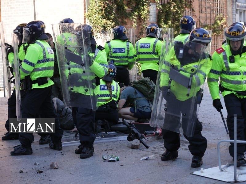 آشوب در انگلیس؛ پلیس ۹۰ معترض را بازداشت کرد آشوب در انگلیس؛ پلیس ۹۰ معترض را بازداشت کرد