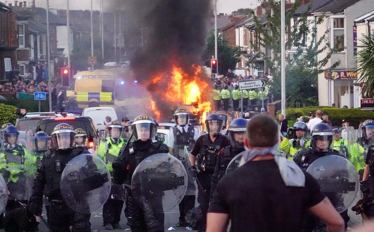 خشونت پلیس انگلیس در پی اعتراضات؛ جستوجوی خانهها برای بازداشت معترضان خشونت پلیس انگلیس در پی اعتراضات؛ جستوجوی خانهها برای بازداشت معترضان