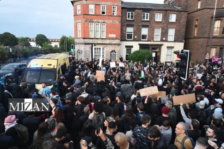 بازداشت ۴۰۰ آشوبگر ضد مهاجر و اسلام‌ستیز در انگلیس؛ حامیان مهاجران و مسلمانان به خیابان‌ها رفتند