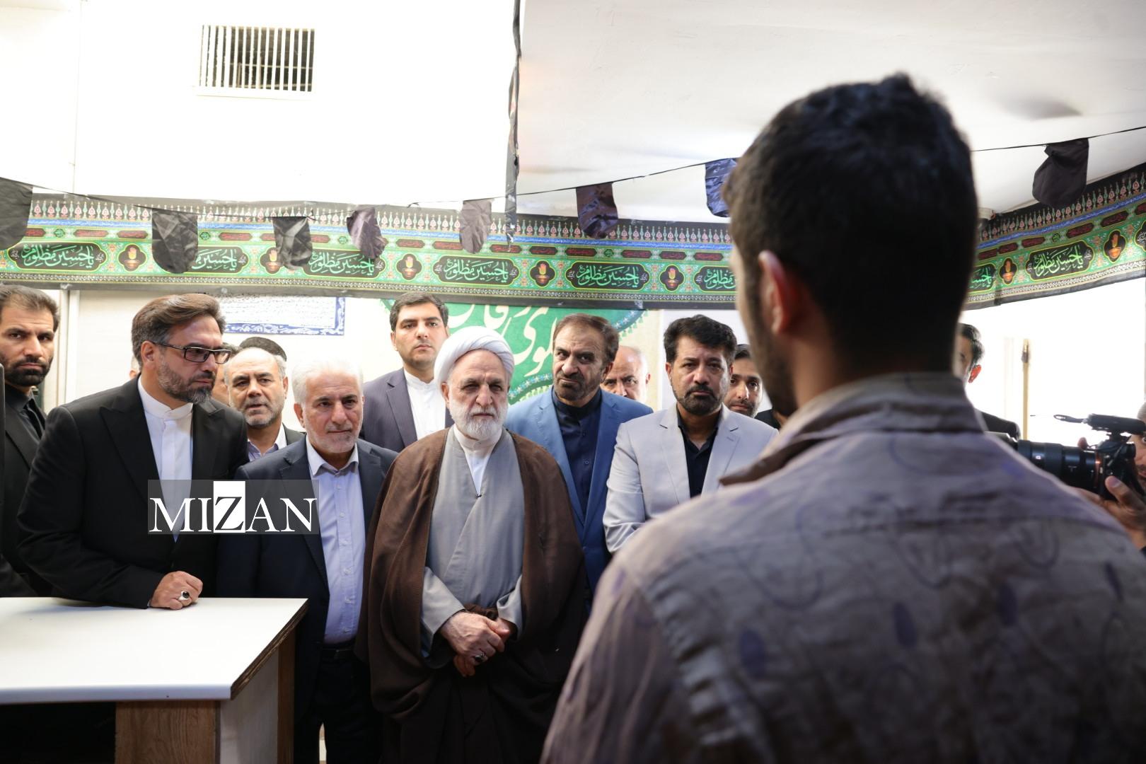 بازدید رئیس قوه قضاییه از زندان مرکزی شهرکرد/ تاکید قاضی‌القضات بر بهره‌مندی زندانیان واجد شرایط، از ارفاقات قانونی؛ به استثنای مرتکبین جرایم خشن و تهدیدکنندگان امنیت فیزیکی و روانی مردم