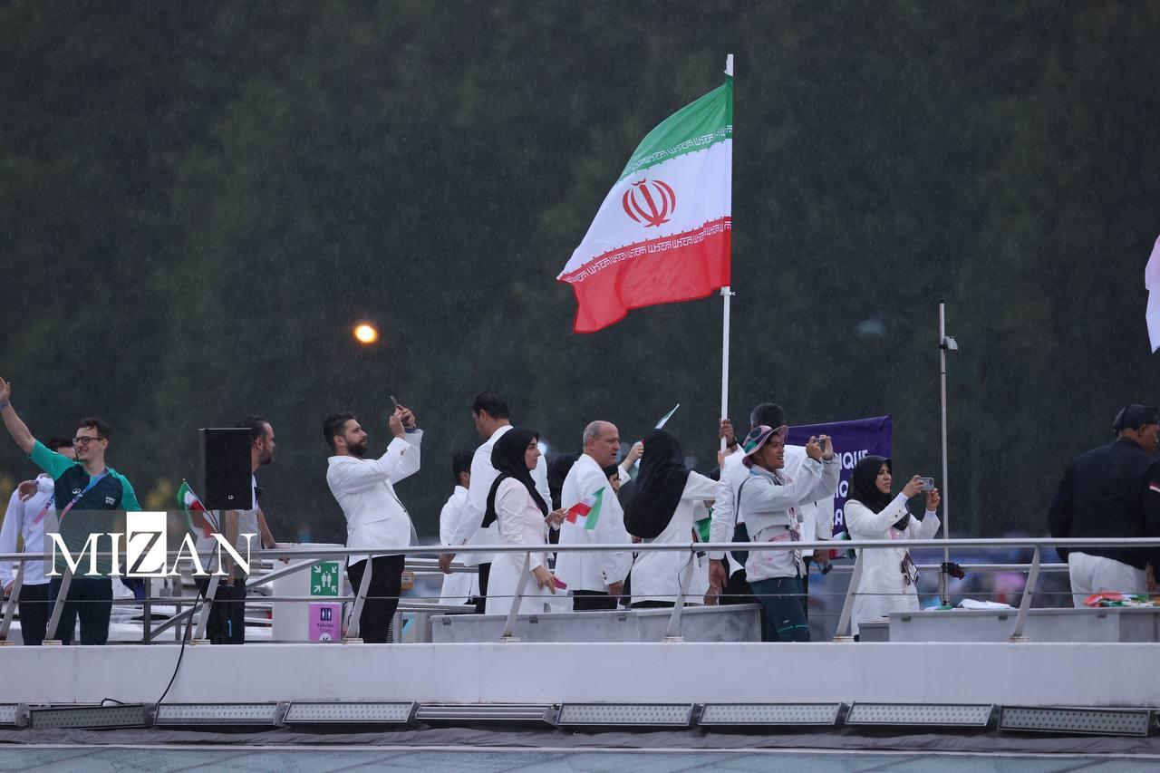 المپیک ۲۰۲۴| رژه کاروان ایران زیر بارش شدید باران؛ تشویق کاروان فلسطین تا هو شدن کاروان رژیم صهیونیستی توسط حاضران/ مصائب اصحاب رسانه زیر بارش باران همچنان ادامه دارد