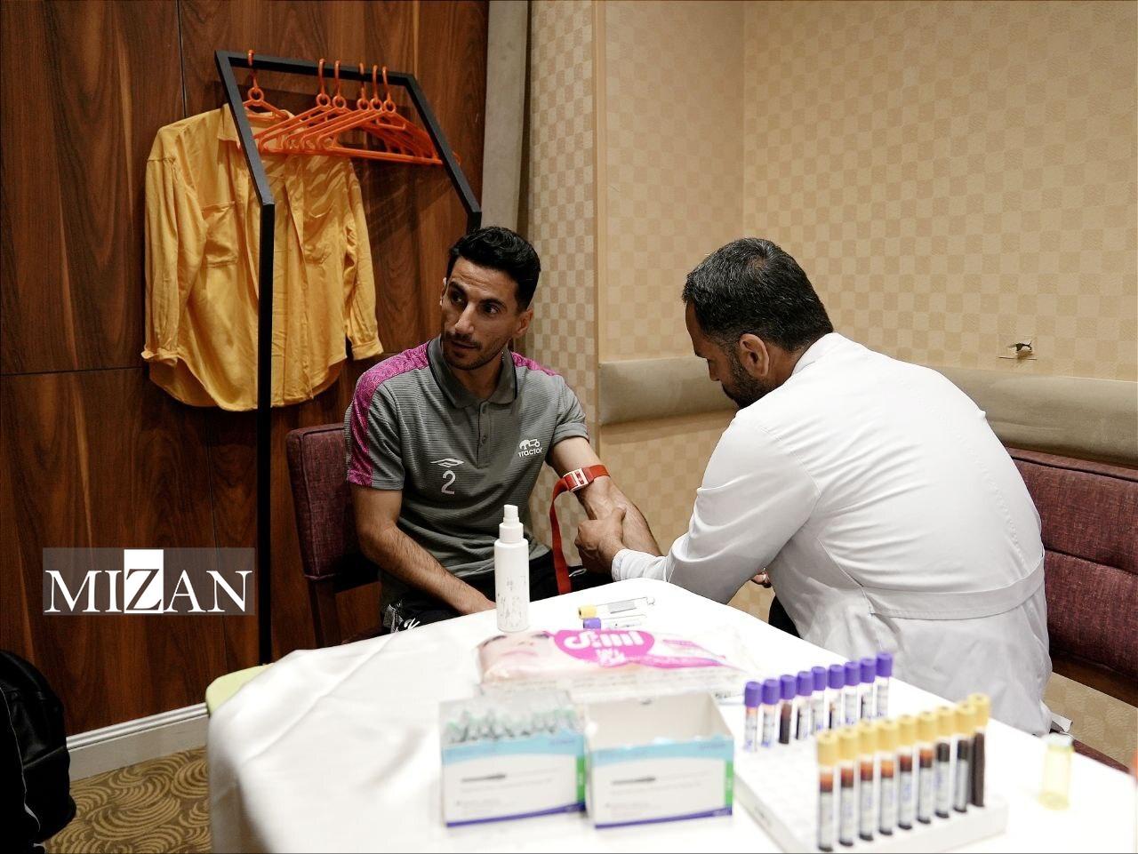 آشتی‌کنان تاج و اسکوچیچ در حاشیه آزمایش‌های پزشکی تراکتور در ایفمارک پیش از اعزام به ترکیه + عکس