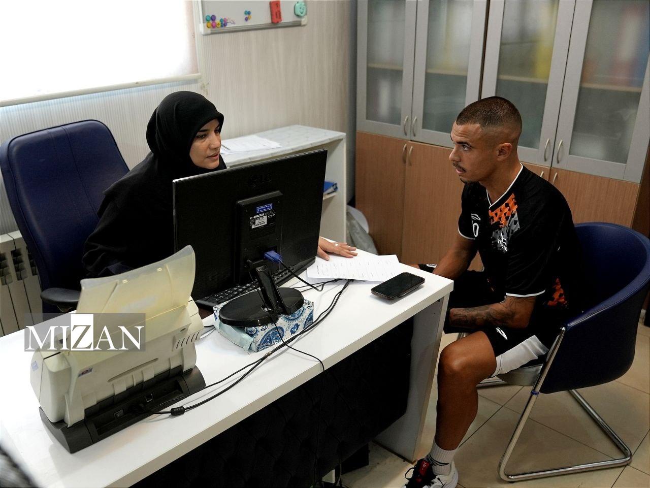 آشتی‌کنان تاج و اسکوچیچ در حاشیه آزمایش‌های پزشکی تراکتور در ایفمارک پیش از اعزام به ترکیه + عکس