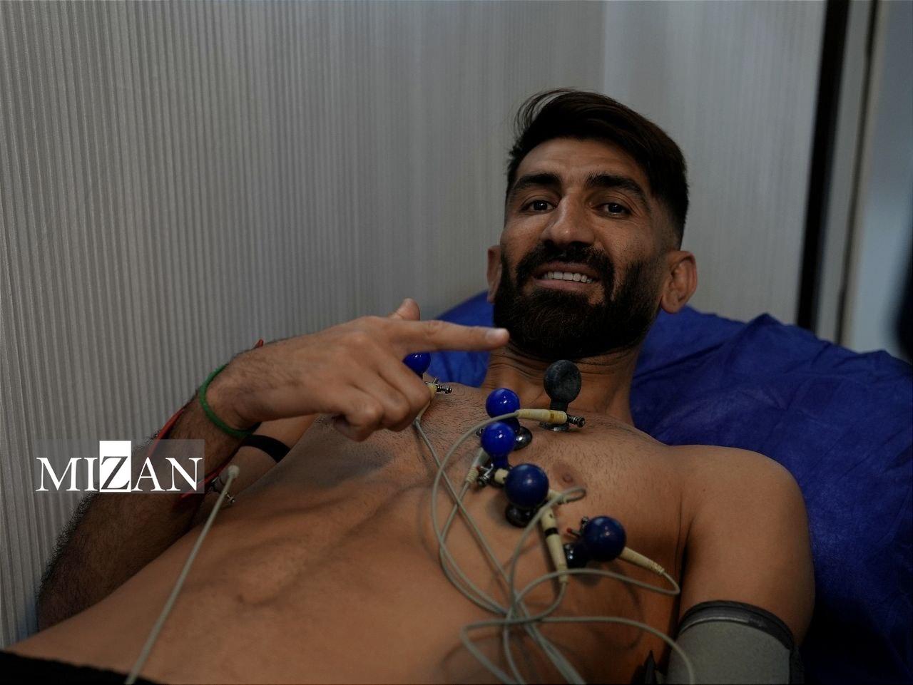 آشتی‌کنان تاج و اسکوچیچ در حاشیه آزمایش‌های پزشکی تراکتور در ایفمارک پیش از اعزام به ترکیه + عکس