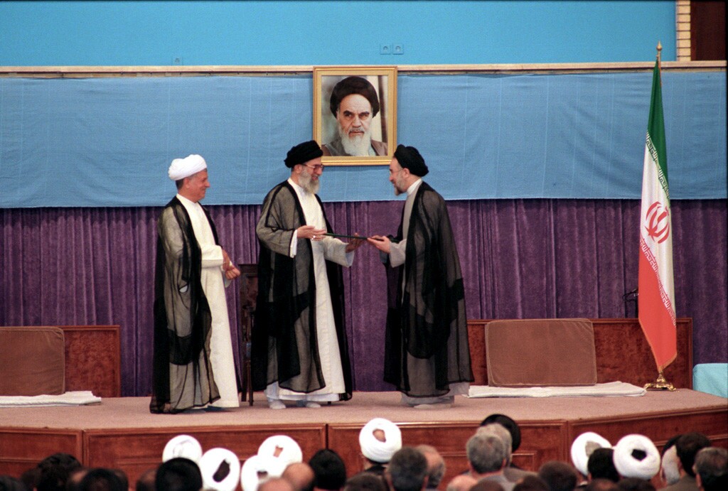 تنفیذ ۸ رئیس جمهور در ۱۳ دوره ریاست جمهوری اسلامی ایران تنفیذ ۸ رئیس جمهور در ۱۳ دوره ریاست جمهوری اسلامی ایران