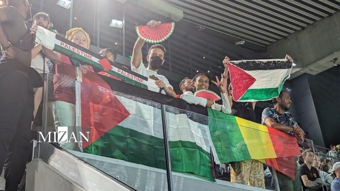 نمایش پرچم فلسطین و بنر ضدصهیونیستی در المپیک ۲۰۲۴؛ موضوعی که خشم پاریس را برانگیخته است نمایش پرچم فلسطین و بنر ضدصهیونیستی در المپیک ۲۰۲۴؛ موضوعی که خشم پاریس را برانگیخته است