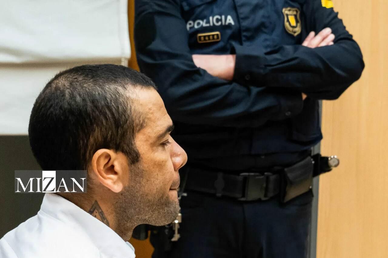 دنی آلوز در فوتبال محلات بارسلون دیده شد/ روزهای تلخ پرافتخارترین بازیکن تاریخ و دعوت از مردم برای فوتبال بازی کردن! دنی آلوز در فوتبال محلات بارسلون دیده شد/ روزهای تلخ پرافتخارترین بازیکن تاریخ و دعوت از مردم برای فوتبال بازی کردن!